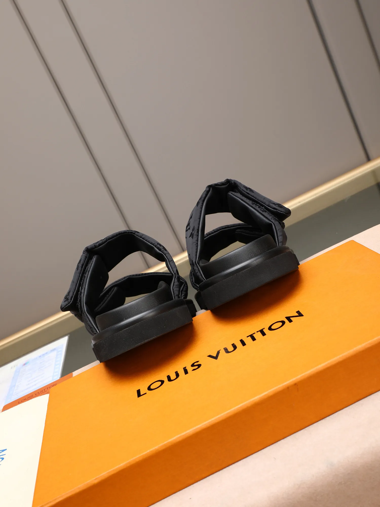 PP360 [LOUIS VUITTON] Louis Vuitton, LV printing, men's and women's slippers are on the market. The drawer box packaging comes with a cloth bag and a card. The upper pattern looks very soft and waxy, and it is a super versatile leg slimming tool. Fabric: imported denim/canvas/old fabric, LV hardware LOGO, official website pattern printing, comfortable to wear, feet: high-elastic PU water table. Sole: foam sole, heel height: about 5cm. Code number: 35-46, 35, 45, 46 are custom-made and non-returnable. Color: multiple colors and styles available.